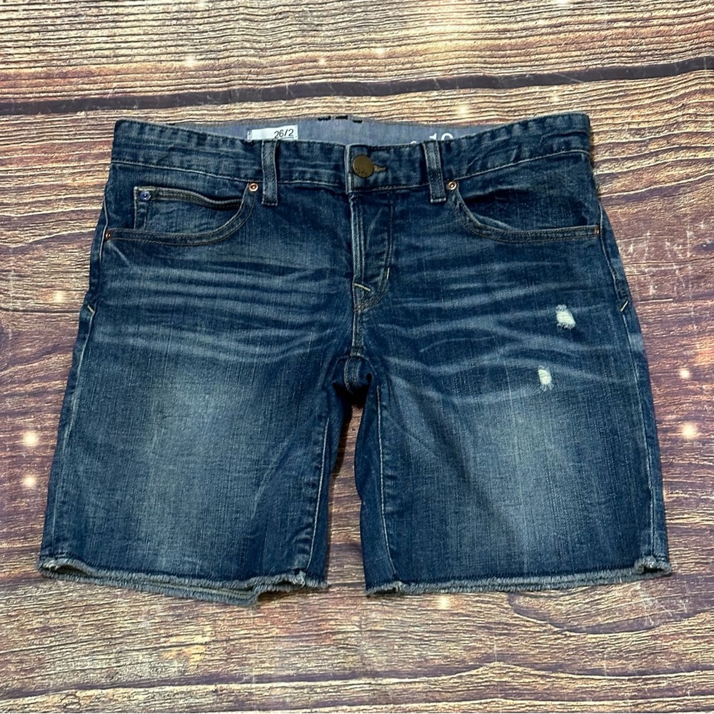 Womens Gap 1989 Hemingway boyfriend fit medium wash denim shorts. Size 2. GUC.